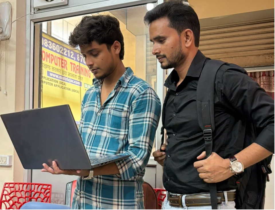 Students learning together in the computer lab